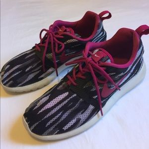 Nike Roshe Run Youth size 4.5